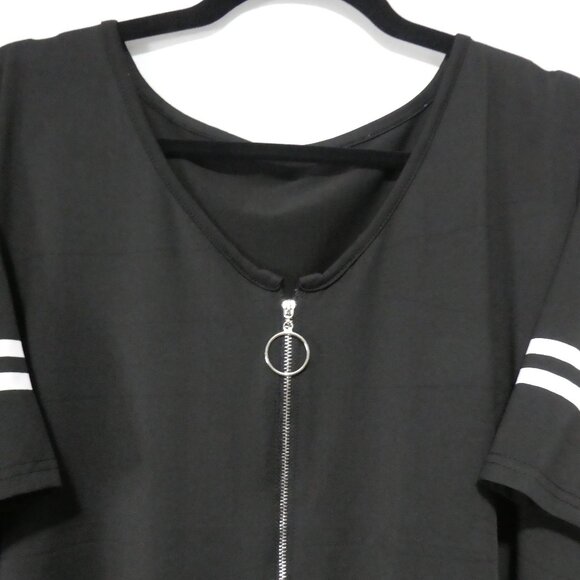 SHEIN - Curve | 2XL | Black Short Sleeve Top With White Stripes and Zipper - Picture 4 of 13